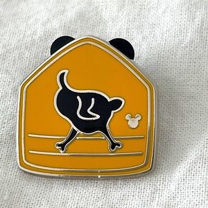 Disneyland Resort Hidden Mickey 2018 Toontown Signs Chicken Crossing Disney Pin